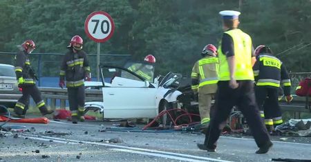 Zderzenie busa z samochodem osobowym w Wielkopolsce. Dwie osoby zginęły, siedem jest rannych