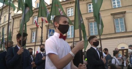Przekreślony skrót LGBT. Marsz narodowców z okazji 100-lecia Bitwy Warszawskiej
