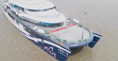 Pierwszy luksusowy dwukadłubowy statek hybrydowy z Chin trafił do Nantong