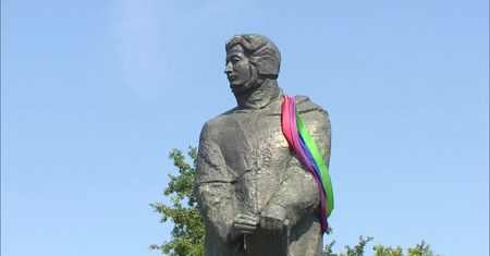 Poznańska prokuratura uznała, że tęczowa flaga nie znieważa pomnika