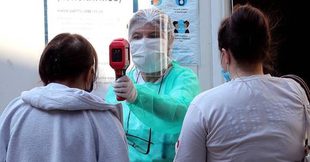 Gorączka, kaszel, potem bóle mięśni – w takiej kolejności pojawiają się objawy COVID-19