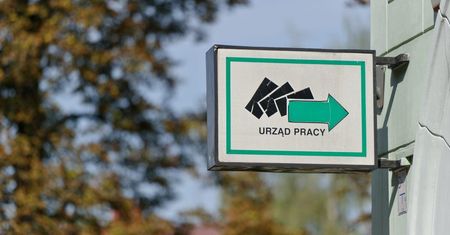 Bezrobocie rośnie, ale wzrastają też płace i liczba ofert pracy
