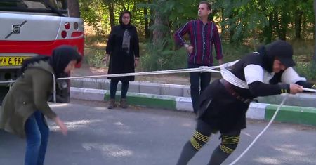 Siłaczka przeciągnęła 18-tonowy autobus