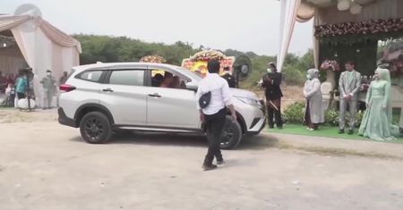 Miłość w czasach zarazy. Para z Indonezji zorganizowała… wesele drive-thru