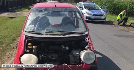 Pijany bez prawa jazdy jechał wrakiem. Przyciągnął uwagę policji