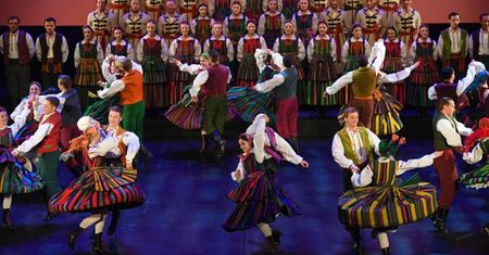 22 chórzystów zespołu “Mazowsze” zakażonych koronawirusem