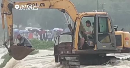 Operator koparki uratował mężczyznę, który utknął na zalanym moście