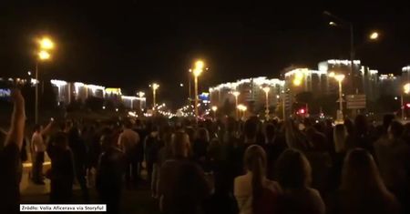 Milicyjne granaty hukowe przeciw entuzjastycznym tłumom. Nagrania z nocnych wydarzeń na ulicach Mińska