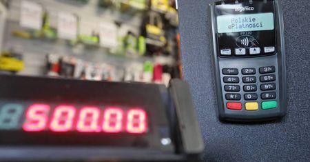 Płatności bezgotówkowe zaczynają dominować nad wypłatą gotówki w bankomatach
