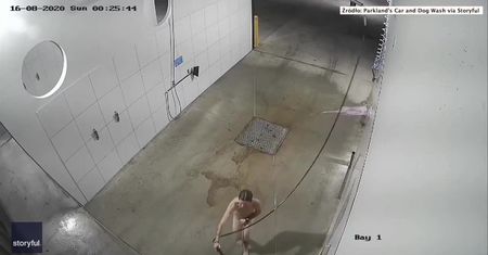 Mężczyzna postanowił wziąć prysznic na… ręcznej myjni samochodowej. Boli od samego patrzenia