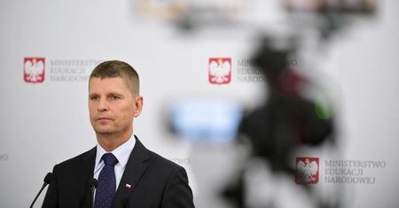 Piontkowski: nie będzie obowiązku zasłaniania nosa i ust w miejscach wspólnych w każdej szkole