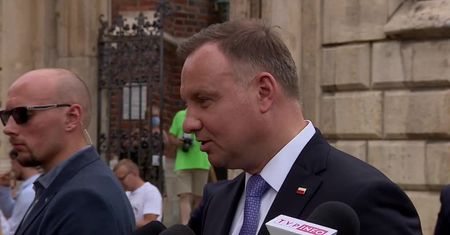 Tłum na spotkaniu z prezydentem, odkryte twarze, brak dystansu