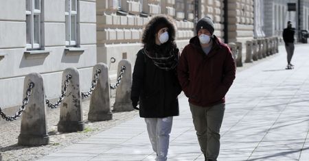 Prawie 55 tys. osób pouczonych za brak maseczki; 14 tys. zostało ukaranych mandatami