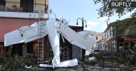 Awionetka uderzyła w dom w Grecji. 19-letni pilot odniósł niewielkie obrażenia