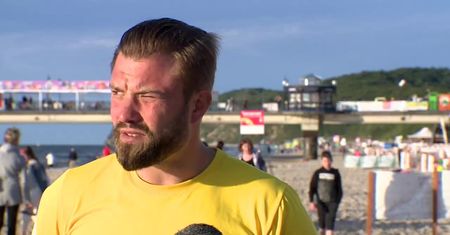 Wycieczkowiec utknął na mieliźnie pobliżu plaży w Międzyzdrojach. Udana akcja ratunkowa WOPR-u