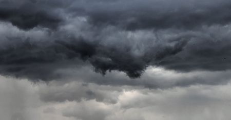 IMGW: silny deszcz z burzami i burze z gradem w centralnej i południowej części kraju