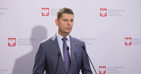 Piontkowski: w strefach żółtych lub czerwonych uczniowie przewlekle chorzy będą mogli uczyć się zdalnie