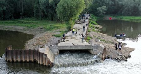 Fala po zrzucie ścieków do Wisły w Warszawie w poniedziałek dotrze do Płocka