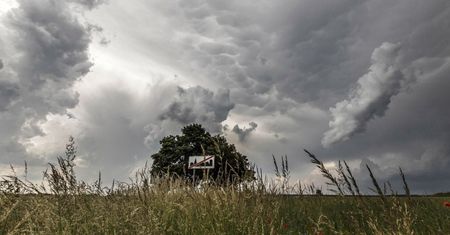 Synoptyk IMWG: od godz. 17 burze z gradem i porywami wiatru do 120 km/h