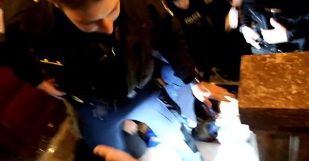 Policjant śmiertelnie postrzelił kobietę. Nagranie ze szturmu zwolenników Trumpa na Kapitol