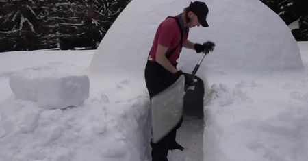 Stolarz z Kowar zdecydował się zbudować… igloo