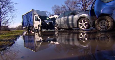 Auto dostawcze uderzyło w pięć pojazdów stojących na światłach. Kierowca był pijany