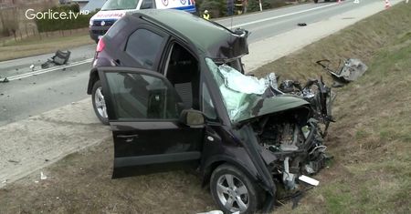 W Biesnej samochód osobowy zderzył się z autobusem