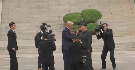 D. Trump stanął na północnokoreańskiej ziemi na zaproszenie Kim Dzong Una