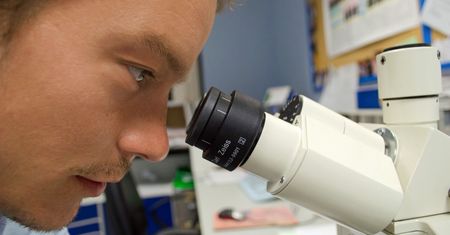 Testy genetyczne coraz popularniejszą metodą diagnozowania raka. Zapaść onkologii w czasie pandemii może skłonić Polaków do takich badań.