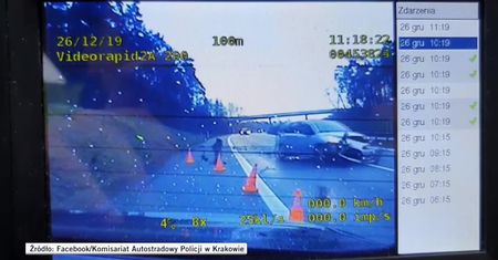 Auto odbiło się od skarpy i obróciło w powietrzu. Kamera radiowozu nagrała groźnie wyglądający wypadek na A4