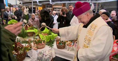 Abp M. Jędraszewski poświęcił wielkanocne pokarmy. Potrawy ze stołu trafią do ubogich