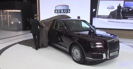 Takim autem jeździ Władimir Putin. Prezydencka limuzyna zaprezentowana podczas targów motoryzacyjnych w Moskwie