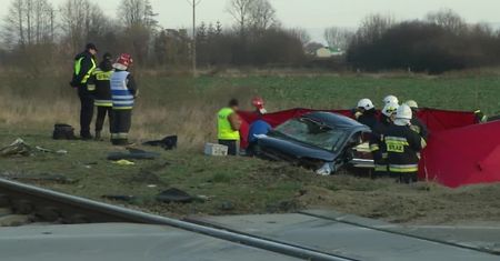 Zderzenie pociągu z samochodem osobowym na Podkarpaciu. Zginęło dwóch mężczyzn