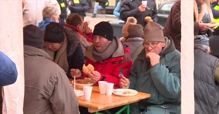 “To jedno z najpiękniejszych wydarzeń w naszym mieście”. Wigilia dla samotnych i potrzebujących na rynku we Wrocławiu