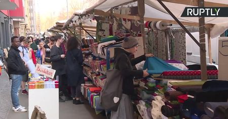 Tłumy ludzi na targu w Berlinie pomimo pandemii koronawirusa