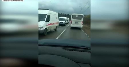 Koronawirus zbiera śmiertelne żniwo w Rosji. Kilkadziesiąt ambulansów czekało na wjazd do szpitala