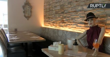 Niemiecka restauracja „zatrudniła” manekiny, by prawdziwi goście nie czuli się samotnie z powodu restrykcji.