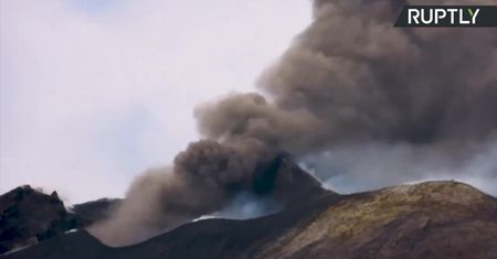 Etna znowu aktywna. Z krateru wulkanu wydobywały się kłęby dymu i popiół