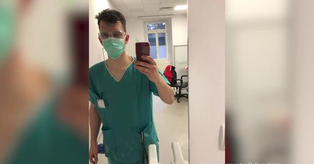 Pielęgniarz ratunkowy pokazuje tajniki pracy na SORze.
