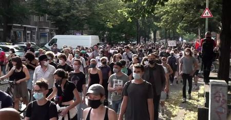 Protesty przeciwko skrajnie prawicowym ekstremistom w Berlinie po ataku na syryjski sklep