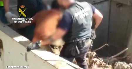 Hiszpania: Policja znalazła sześciu migrantów, którzy ukryli się w ciężarówce przewożącej złom