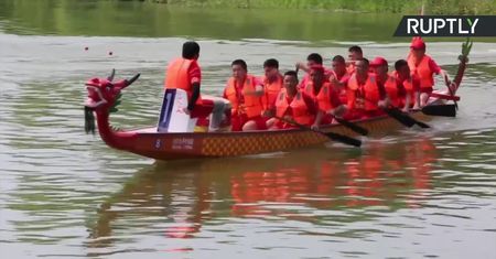 Chiny: Tłumy na Festiwalu Smoczych Łodzi w prowincji Hunan