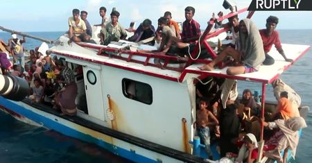 94 Rohindżów na dryfującej łodzi u wybrzeża Indonezji. Nie będą ewakuowani