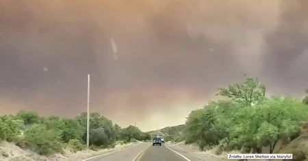 Gęsty dym zasnuł niebo. Arizona walczy z pożarem Bighorn