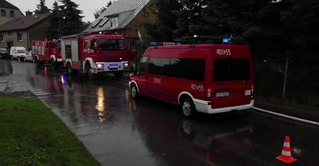 Policjant na wolnym wyprowadził sąsiadkę z palącego się domu