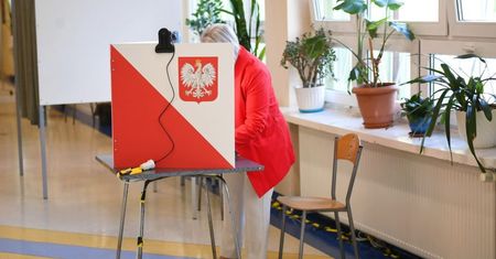 Sondaż CBOS: KO nadal na czele, PiS traci poparcie