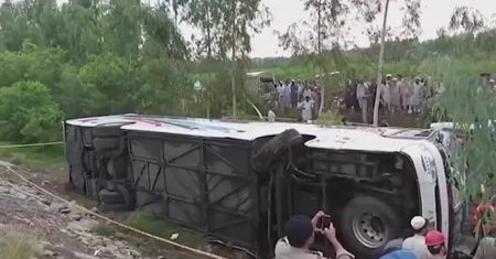 Wypadek autobusu w Pakistanie. Zginęło co najmniej 10 osób, ponad 30 jest rannych