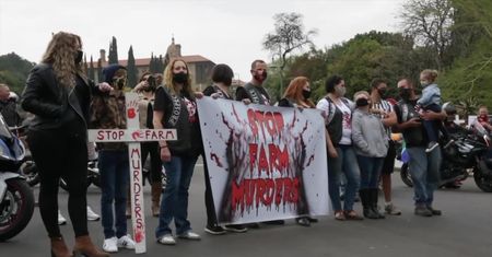 Motocykliści tłumnie stawili się na proteście, mającym zwrócić uwagę władz na napady na farmy