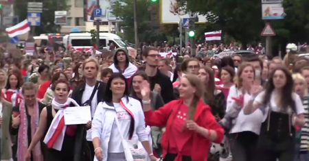 Kobiety maszerowały w Mińsku, by zaprotestować przeciw A. Łukaszence. Przedzierały się przez kordony OMON-u