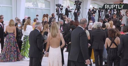 Gwiazdy w maseczkach na otwarciu 77. Międzynarodowego Festiwalu Filmowego w Wenecji